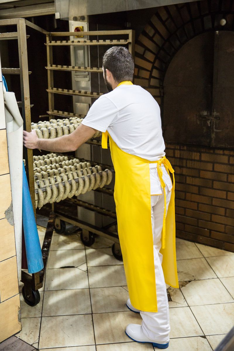 Boulanger dans son fournil