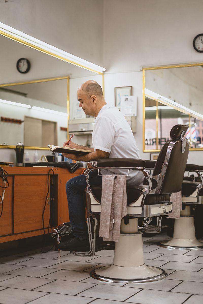 Barbier dans son salon